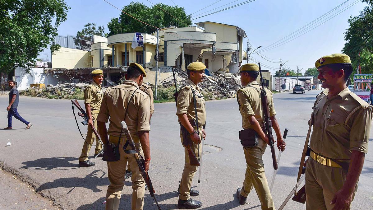 ಅತೀಕ್ ಅಹ್ಮದ್‌ನ ವಕೀಲರ ನಿವಾಸದ ಹೊರಗೆ ಕಚ್ಚಾ ಬಾಂಬ್ ಎಸೆದ ದುಷ್ಕರ್ಮಿಗಳು