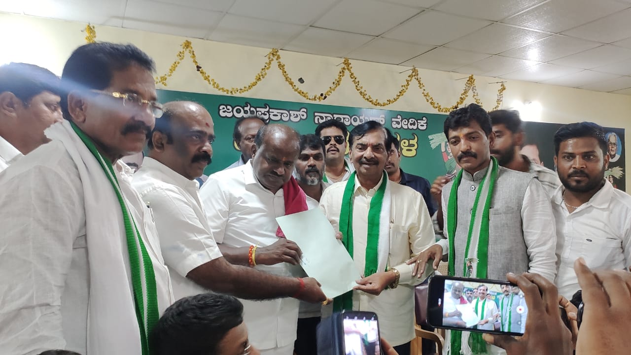 ರಾಜೀನಾಮೆಗೂ ಮುನ್ನ ಜೆಡಿಎಸ್ ಸೇರಿ ಬಿ ಫಾರಂ ಪಡೆದ ಆಯನೂರು ಮಂಜುನಾಥ್ ರಾಜೀನಾಮೆಗೂ ಮುನ್ನ ಜೆಡಿಎಸ್ ಸೇರಿ ಬಿ ಫಾರಂ ಪಡೆದ ಆಯನೂರು ಮಂಜುನಾಥ್