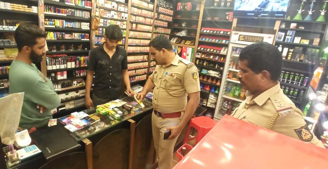 ಉಡುಪಿ: ನಕಲಿ ಸಿಗರೇಟ್, ನಿಷೇಧಿತ ಇ-ಸಿಗರೇಟ್ ಜಾಲ ಪತ್ತೆ