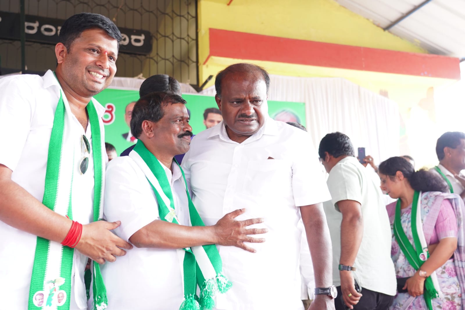 ದುರಹಂಕಾರದಿಂದ ದೇವೇಗೌಡ ಕುಟುಂಬದ ವಿರುದ್ಧ ಧ್ವೇಷ ಸಾಧಿಸಲು ಹೊರಟಿದ್ದಾರೆ: ಸುಮಲತಾ ವಿರುದ್ಧ ಎಚ್ ಡಿಕೆ ಕಿಡಿ