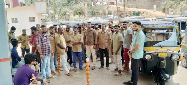 ಸುಳ್ಯದಲ್ಲಿ ಗ್ಯಾಸ್ ದರ ಇಳಿಕೆಯಾಗದ ಹಿನ್ನೆಲೆ: ಎಲ್‍ಪಿಜಿ ಆಟೋ ಚಾಲಕರಿಂದ ಪ್ರತಿಭಟನೆ