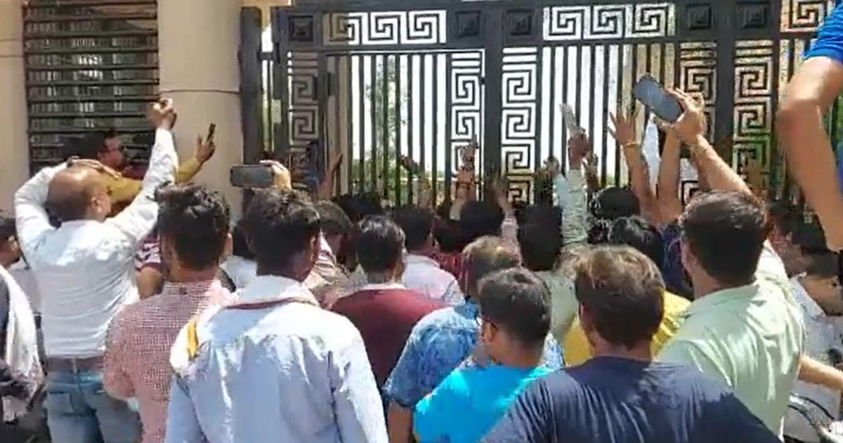 ಉ.ಪ್ರ.: ನಮಾಝ್ ಮಾಡುವಂತೆ ವಿದ್ಯಾರ್ಥಿಗಳಿಗೆ ಬಲವಂತಪಡಿಸಿದ ಆರೋಪ: ಶಾಲಾ ಪ್ರಾಂಶುಪಾಲರು, ಇಬ್ಬರು ಶಿಕ್ಷಕರು ಅಮಾನತು