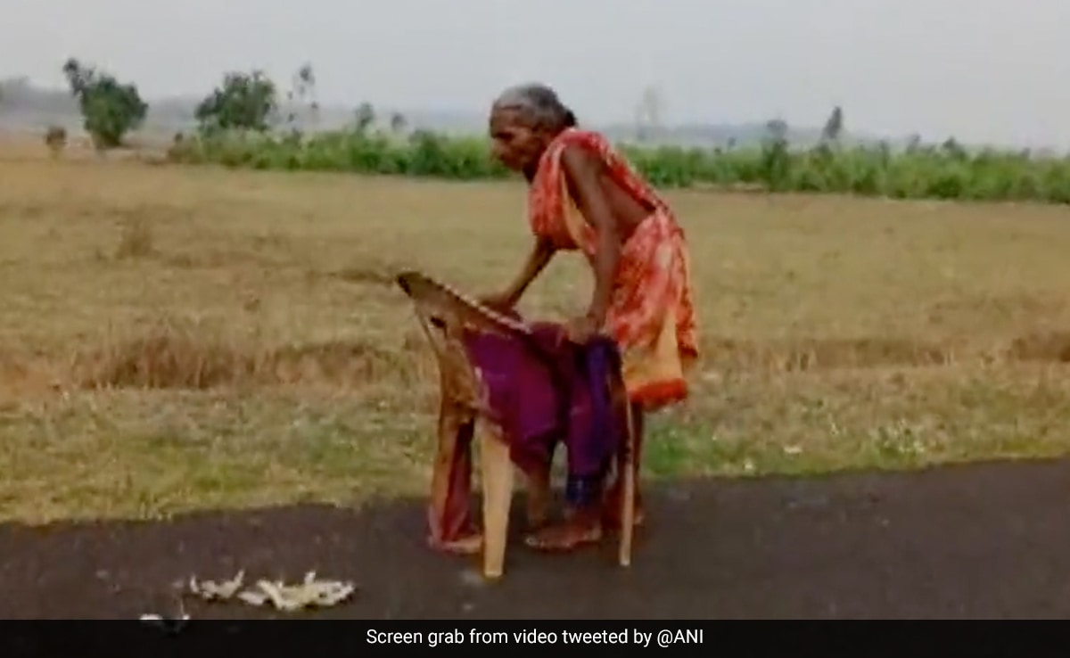 ಪಿಂಚಣಿ ಪಡೆಯಲು ಮುರಿದ ಕುರ್ಚಿಯ ಬೆಂಬಲದಿಂದ ಬರಿಗಾಲಿನಲ್ಲಿ ಬ್ಯಾಂಕಿಗೆ ನಡೆದುಕೊಂಡ ಹೋದ ವೃದ್ದೆ