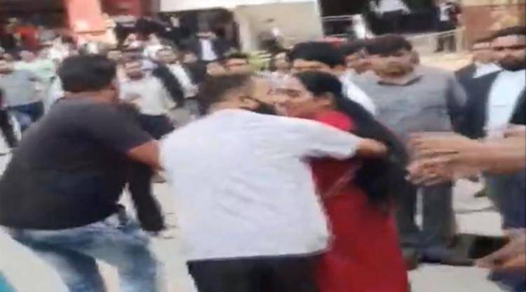 ದಿಲ್ಲಿಯ ಸಾಕೇತ್ ನ್ಯಾಯಾಲಯದ ಸಂಕೀರ್ಣದೊಳಗೆ ಮಹಿಳೆಯ ಮೇಲೆ ಗುಂಡು ಹಾರಾಟ