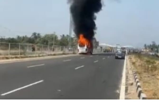 ಆಕಸ್ಮಿಕ ಬೆಂಕಿ: ಹೆದ್ದಾರಿಯಲ್ಲೇ ಹೊತ್ತಿ ಉರಿದ ಬಸ್, ಪ್ರಯಾಣಿಕರು ಪಾರು
