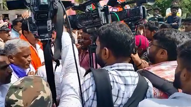 ವರುಣಾದಲ್ಲಿ ಬಿಜೆಪಿ ಅಭ್ಯರ್ಥಿ ಸೋಮಣ್ಣ ಕಾರಿಗೆ ಮುತ್ತಿಗೆ, ಸಿದ್ದರಾಮಯ್ಯ ಪರ ಘೋಷಣೆ