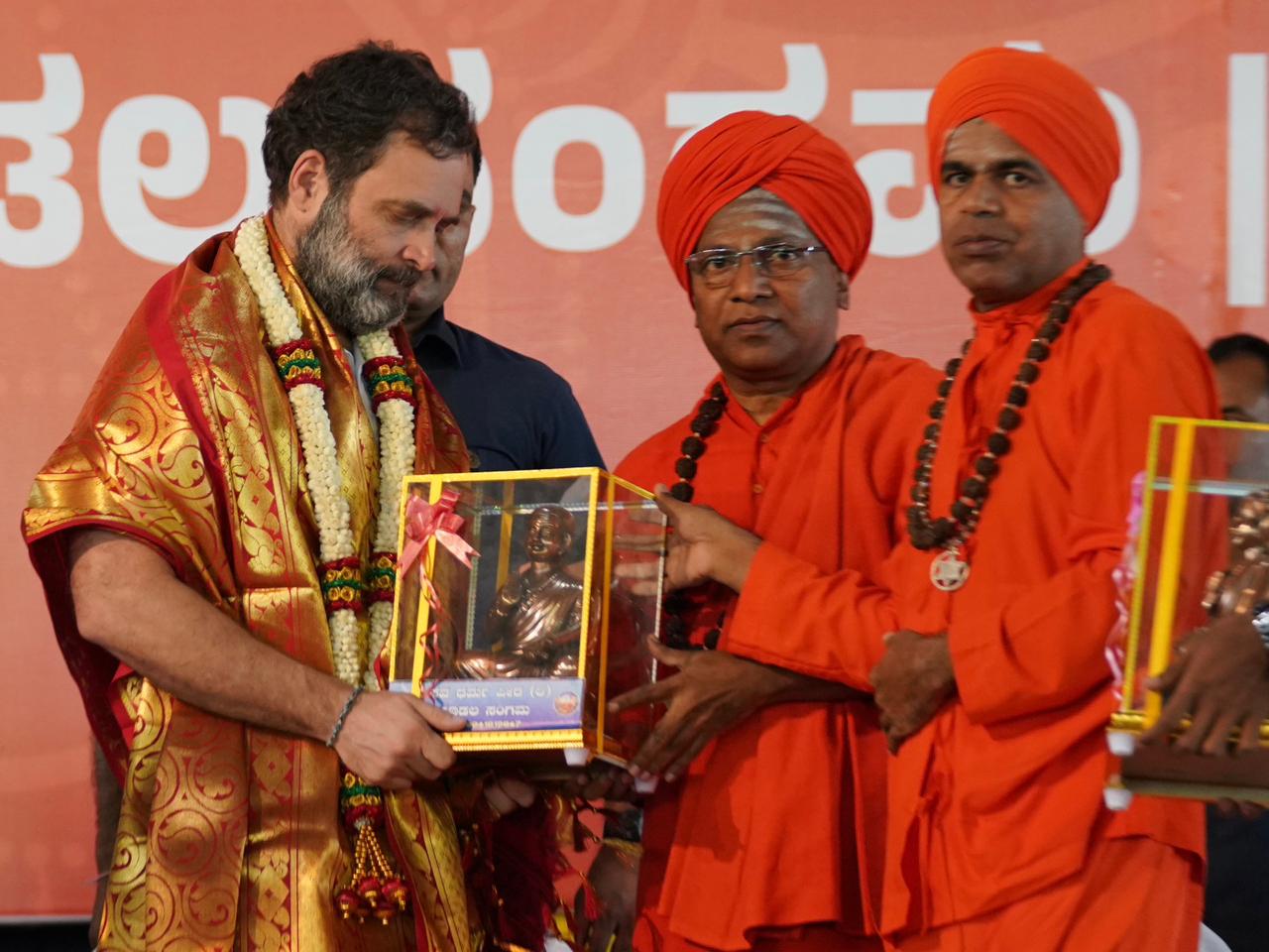 ಸತ್ಯ ಮಾರ್ಗದಲ್ಲಿ ನಡೆದ ಬಸವಣ್ಣ ನಮಗೆಲ್ಲರಿಗೂ ಬೆಳಕು: ರಾಹುಲ್ ಗಾಂಧಿ