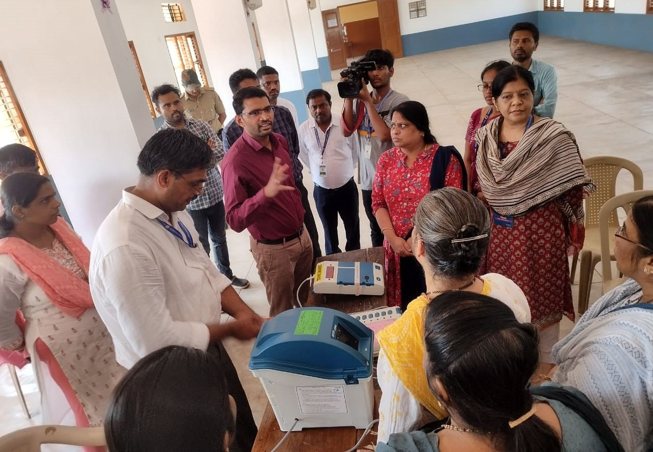 ಗೊಂದಲಕ್ಕೆ ಒಳಗಾಗದಂತೆ ಚುನಾವಣಾ ಕರ್ತವ್ಯ ನಿರ್ವಹಣೆ ಅಗತ್ಯ: ಡಿಸಿ ಕೂರ್ಮಾರಾವ್