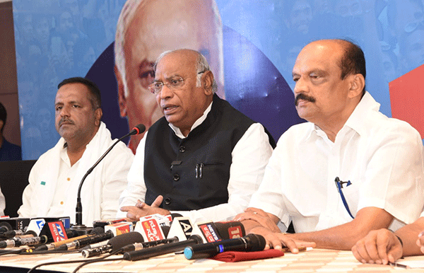 ಪ್ರಜಾಪ್ರಭುತ್ವದ ರಕ್ಷಣೆಯ ದೃಷ್ಟಿಯಿಂದ ಕರ್ನಾಟಕದ ಚುನಾವಣೆ ಮಹತ್ವದ್ದು: ಖರ್ಗೆ