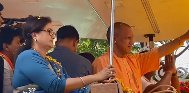 ಅತಂತ್ರ ಫಲಿತಾಂಶ ಬಂದರೆ ಸಿಎಂ ಆಗ್ತೇನೆ ಎಂದು ಒಬ್ಬರು ಕಾದು ಕುಳಿತಿದ್ದಾರೆ: ಎಚ್‌ಡಿಕೆ ಕಾಲೆಳೆದ ಸಂಸದೆ ಸುಮಲತಾ