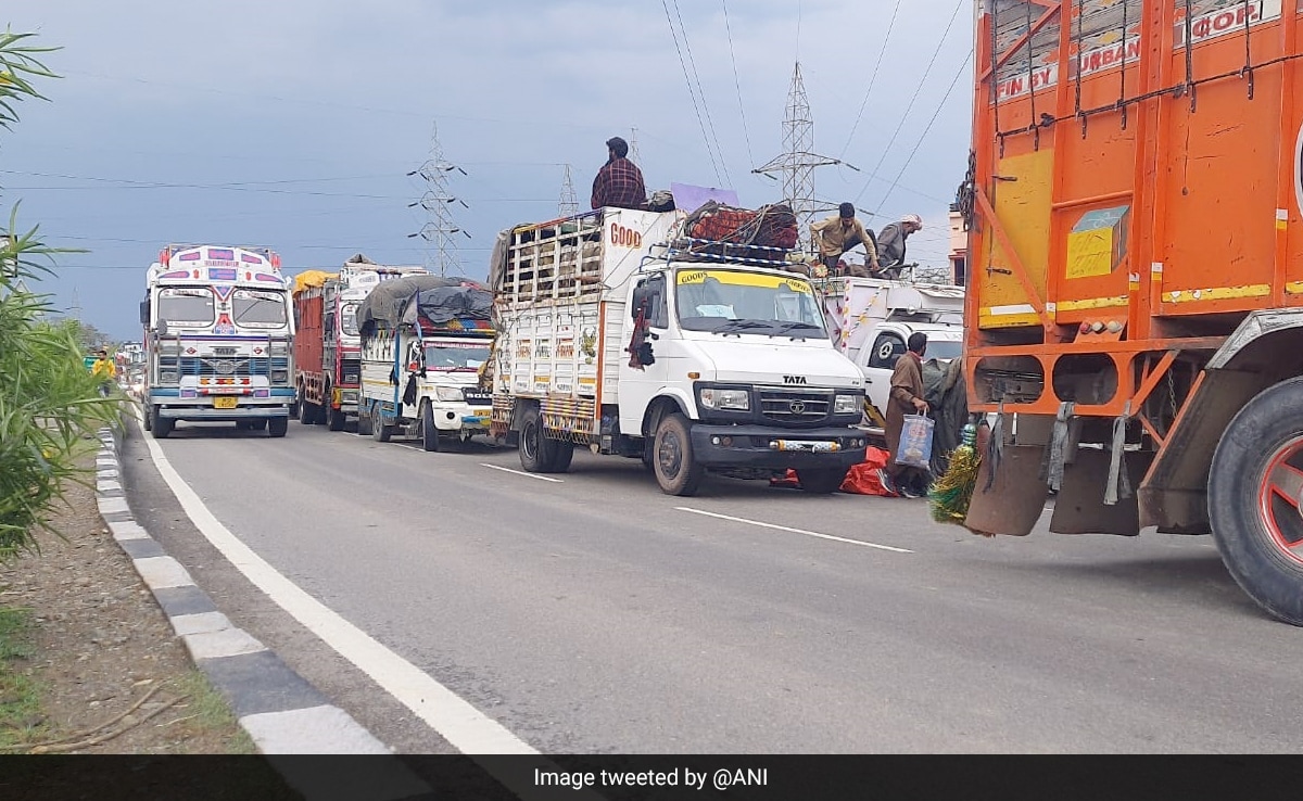 ಭೂಕುಸಿತದ ಹಿನ್ನೆಲೆಯಲ್ಲಿ ಜಮ್ಮು-ಶ್ರೀನಗರ ರಾಷ್ಟ್ರೀಯ ಹೆದ್ದಾರಿ ಬಂದ್: ಸಿಕ್ಕಿಬಿದ್ದ 300ಕ್ಕೂ ಅಧಿಕ ವಾಹನಗಳು