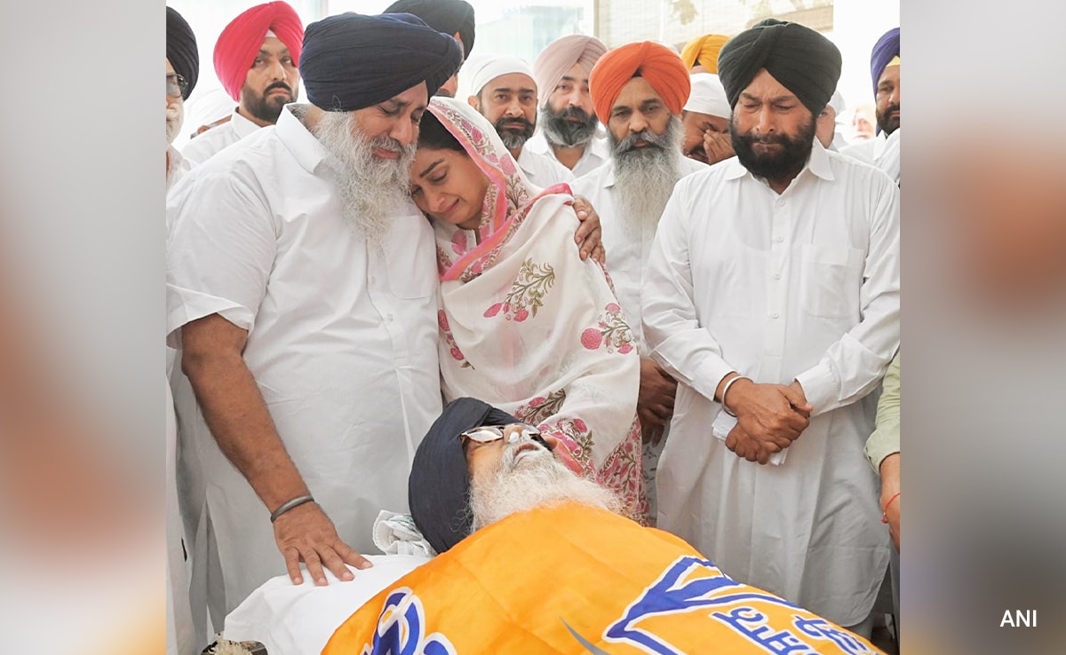 ಶಿರೋಮಣಿ ಅಕಾಲಿದಳದ ವರಿಷ್ಠ ಪ್ರಕಾಶ್ ಸಿಂಗ್ ಬಾದಲ್ ಅವರಿಗೆ ಹಲವರಿಂದ ಅಂತಿಮ ನಮನ
