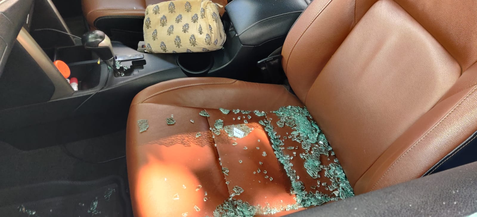 ಪ್ರಚಾರಕ್ಕೆ ತೆರಳಿದ್ದ ವೇಳೆ ಶಾಸಕ ಶರತ್ ಬಚ್ಚೇಗೌಡ ಪತ್ನಿಯ ಕಾರಿನ ಗಾಜು ಒಡೆದ ಕಿಡಿಗೇಡಿಗಳು: ಪ್ರಕರಣ ದಾಖಲು