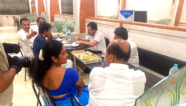 ಮಂಗಳೂರು: ಪಬ್ಬಾಸ್ ನಲ್ಲಿ ಐಸ್ ಕ್ರೀಂ ಸವಿದ ರಾಹುಲ್ ಗಾಂಧಿ, ಸೆಲ್ಫಿಗೆ ಮುಗಿಬಿದ್ದ ಜನರು