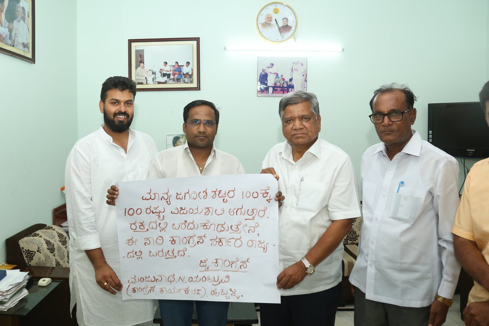 ರಕ್ತದಲ್ಲಿ ಪತ್ರ ಬರೆದಿದ್ದ ಕಾಂಗ್ರೆಸ್ ಕಾರ್ಯಕರ್ತನ ಮನೆಗೆ ಭೇಟಿ ನೀಡಿದ ಜಗದೀಶ್ ಶೆಟ್ಟರ್