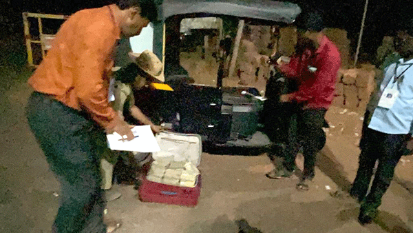 ಕುಮಟಾ: ಆಟೊ ರಿಕ್ಷಾದಲ್ಲಿ ಅಕ್ರಮವಾಗಿ ಸಾಗಿಸುತ್ತಿದ್ದ 93.50 ಲಕ್ಷ ರೂ. ವಶಕ್ಕೆ