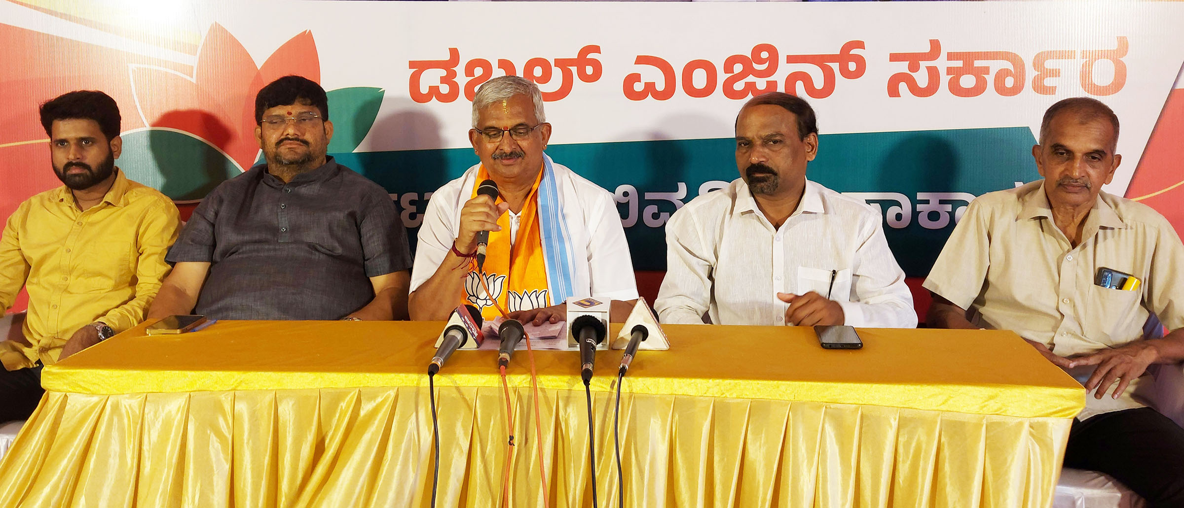 ಹಿಂದುತ್ವವಾದಿಗಳೆಂದು ಹೇಳುವವರು ಸಿದ್ಧರಾಮಯ್ಯರ ಕ್ಷೇತ್ರದಲ್ಲಿ ಸ್ಪರ್ಧಿಸಲಿ: ಪ್ರತಾಪ್‌ಸಿಂಹ ನಾಯಕ್