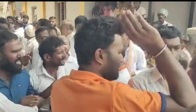 ಪ್ರಚಾರದ ವೇಳೆ ಮುಖಾಮುಖಿ: ಸಿ.ಟಿ.ರವಿ-ಎಚ್.ಡಿ.ತಮ್ಮಯ್ಯ ಬೆಂಬಲಿಗರ ನಡುವೆ ವಾಗ್ವಾದ, ತಳ್ಳಾಟ