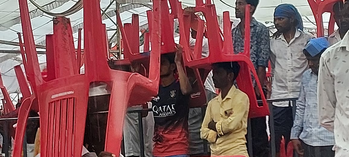 ಕಲಬುರಗಿ: ರಾಹುಲ್ ಭಾಷಣ ಕೇಳಲು ಮಳೆಯಲ್ಲೇ ಕಾದು ನಿಂತ ಜನ