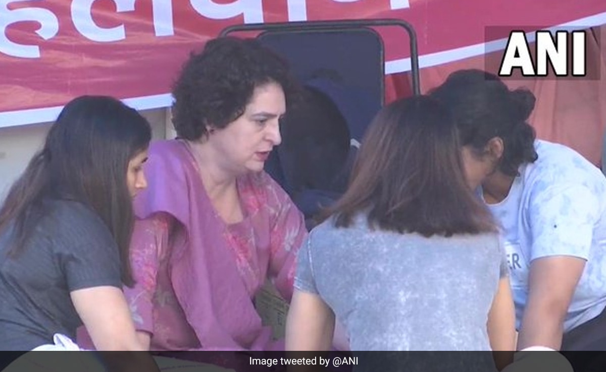 ಕುಸ್ತಿಪಟುಗಳ ಪ್ರತಿಭಟನೆಯಲ್ಲಿ ಪಾಲ್ಗೊಂಡ ಪ್ರಿಯಾಂಕಾ ಗಾಂಧಿ, ಎಫ್‌ಐಆರ್ ಪ್ರತಿ ತೋರಿಸಲು ಪೊಲೀಸರಿಗೆ ಒತ್ತಾಯ