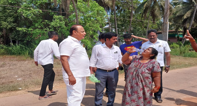 ಕಾಪು: ಮೂರ್ಚೆ ಹೋಗಿ ರಸ್ತೆ ಮಧ್ಯೆ ಬಿದ್ದಿದ್ದ ಮಹಿಳೆಯನ್ನು ಉಪಚರಿಸಿದ ಸೊರಕೆ