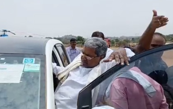 ಹೊಸಪೇಟೆ: ಕಾರು ಹತ್ತುವಾಗ ಮುಗ್ಗರಿಸಿ ಬಿದ್ದ ಸಿದ್ದರಾಮಯ್ಯ