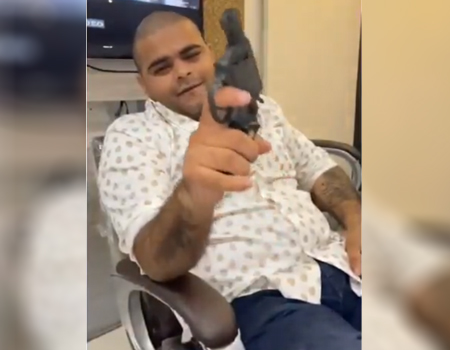 ಶೋಕಿ ಮಾಡಲು ಈತನ ಕೈಗೆ ಪಿಸ್ತೂಲು ಬಂದಿದ್ದು ಹೇಗೆ?: BJP ಅಭ್ಯರ್ಥಿಯದ್ದು ಎನ್ನಲಾದ ವಿಡಿಯೋ ಹಂಚಿಕೊಂಡ ಕಾಂಗ್ರೆಸ್‌