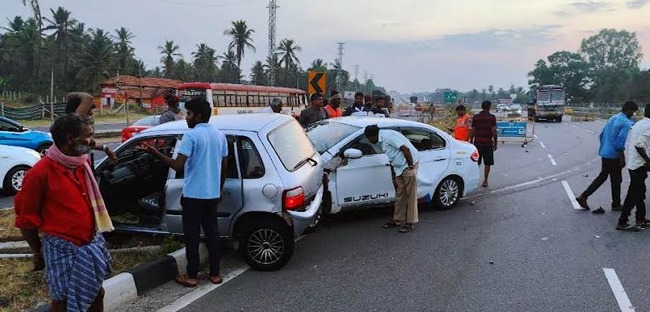 ಮದ್ದೂರು | ಬೆ-ಮೈ ಹೆದ್ದಾರಿ ಚೆಕ್‍ಪೋಸ್ಟ್ ಬಳಿ ಕಾರು ಅಪಘಾತ: ವಾಹನ ತಪಾಸಣಾ ಸಿಬ್ಬಂದಿ ಅಪಾಯದಿಂದ ಪಾರು