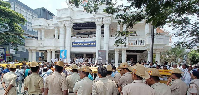ತರೀಕೆರೆ ಕ್ಷೇತ್ರದಿಂದ ಎಚ್.ಎಂ.ಗೋಪಿಕೃಷ್ಣಗೆ ಟಿಕೆಟ್ ನೀಡುವಂತೆ ಆಗ್ರಹಿಸಿ ಬೆಂಗಳೂರಿನ ಕಾಂಗ್ರೆಸ್ ಕಚೇರಿ ಮುಂದೆ ಧರಣಿ