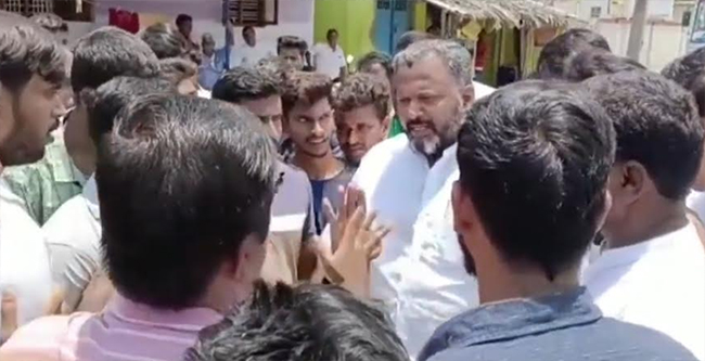 ಚುನಾವಣಾ ಪ್ರಚಾರದ ಮೊದಲ ದಿನವೇ ಬಿಜೆಪಿ ಶಾಸಕ ಹರ್ಷವರ್ಧನ್ ಗೆ ಗ್ರಾಮಸ್ಥರ ತರಾಟೆ