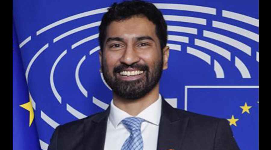 ಕಾಂಗ್ರೆಸ್ ಹಿರಿಯ ನಾಯಕ ಎ.ಕೆ.  ಆ್ಯಂಟನಿ ಅವರ ಪುತ್ರ ಅನಿಲ್ ಆ್ಯಂಟನಿ ಬಿಜೆಪಿಗೆ ಸೇರ್ಪಡೆ