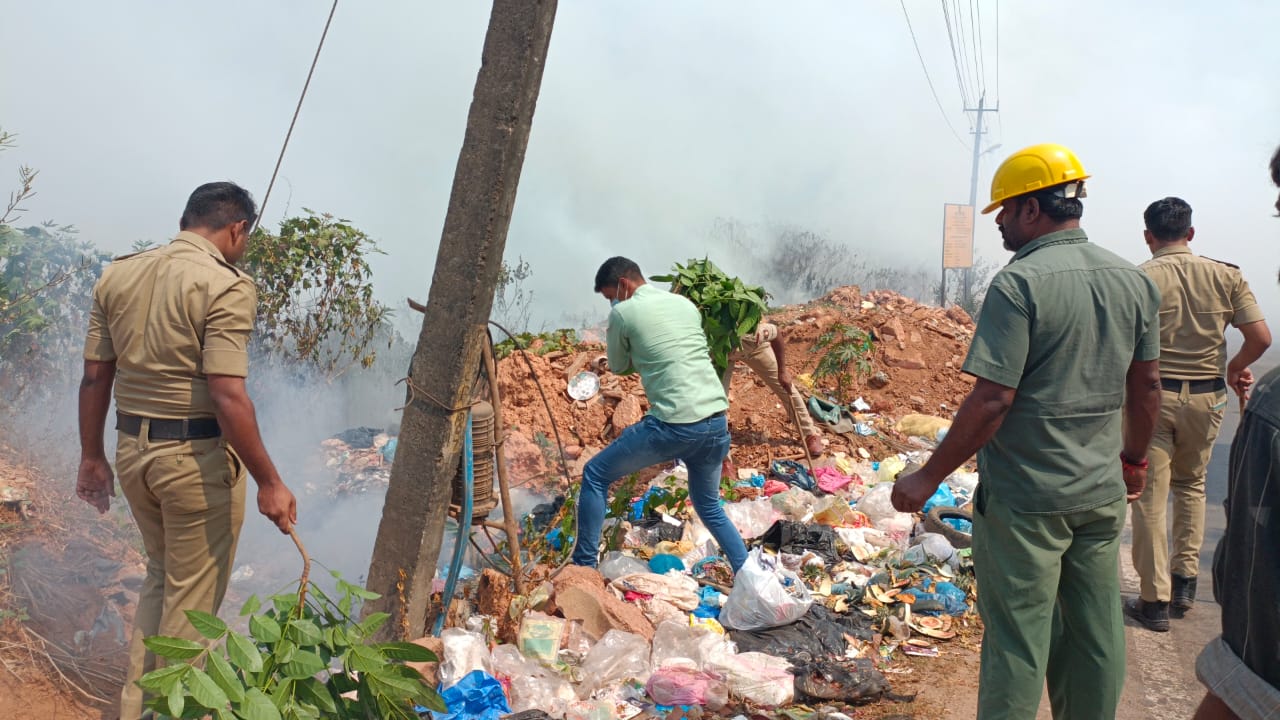 ಗೂಡಿನಬಳಿ ರಸ್ತೆ ಬದಿಯಲ್ಲಿ ತ್ಯಾಜ್ಯಕ್ಕೆ ಆಕಸ್ಮಿಕ ಬೆಂಕಿ; ವಾಹನ, ಜನ ಸಂಚಾರ ಅಸ್ತವ್ಯಸ್ತ