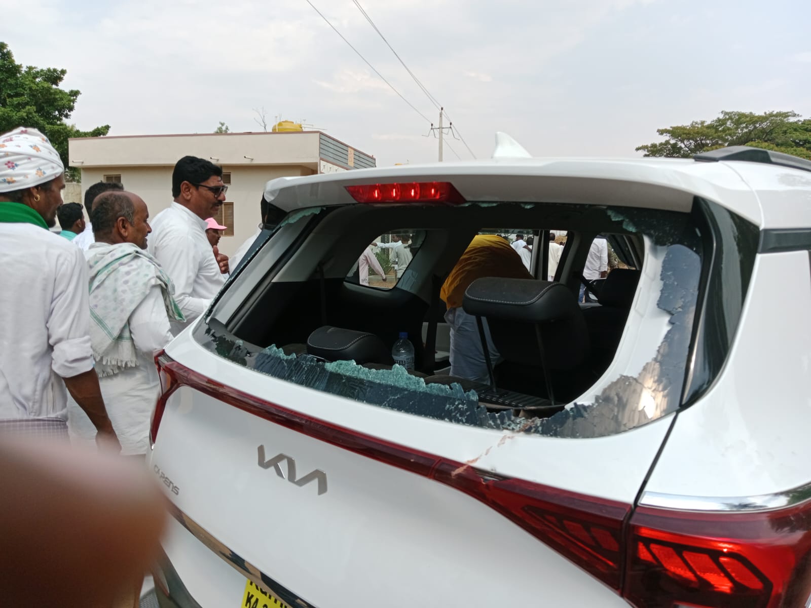 ಯಾದಗಿರಿ | ಕಾಂಗ್ರೆಸ್, ಬಿಜೆಪಿ ಕಾರ್ಯಕರ್ತರ ‌ಮಾರಾಮಾರಿ, ಕಲ್ಲು ತೂರಾಟ: 10ಕ್ಕೂ ಹೆಚ್ಚು ಕಾರುಗಳು ಜಖಂ