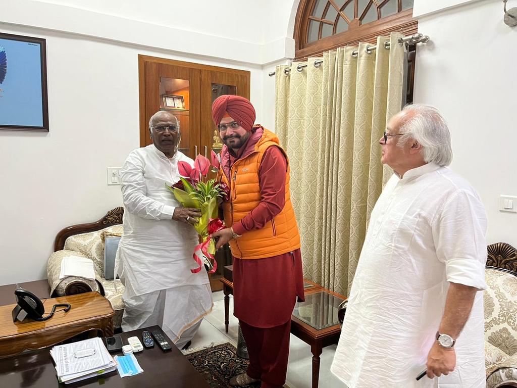 ಕಾಂಗ್ರೆಸ್ ಅಧ್ಯಕ್ಷ ಮಲ್ಲಿಕಾರ್ಜುನ ಖರ್ಗೆ ಅವರನ್ನು ಭೇಟಿ ಮಾಡಿದ ನವಜೋತ್ ಸಿಂಗ್ ಸಿಧು