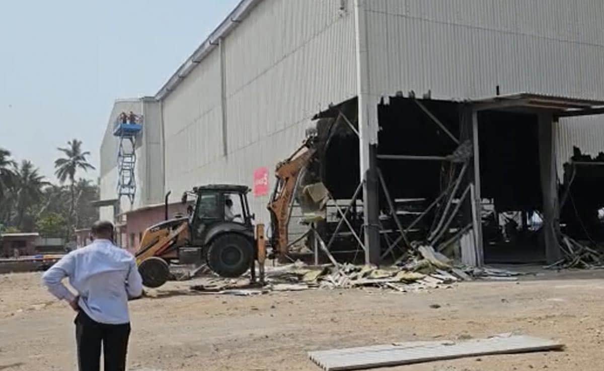 ಮುಂಬೈ:  ಅಕ್ರಮ ಫಿಲ್ಮ್ ಸ್ಟುಡಿಯೋಗಳನ್ನು ಕೆಡವಲು  ಮುಂದಾದ ಬಿಎಂಸಿ