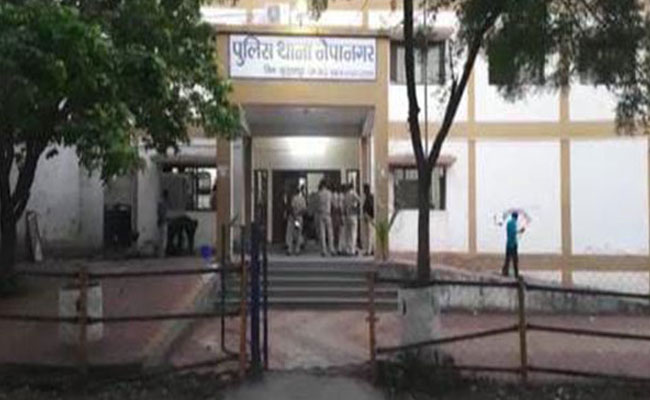 ಠಾಣೆಗೆ ನುಗ್ಗಿ ಪೊಲೀಸರ ಮೇಲೆ ದಾಳಿ ನಡೆಸಿ ಡಕಾಯಿತ ಸಹಿತ ಮೂವರನ್ನು ಬಿಡುಗಡೆಗೊಳಿಸಿ ಪರಾರಿಯಾದ ದುಷ್ಕರ್ಮಿಗಳು