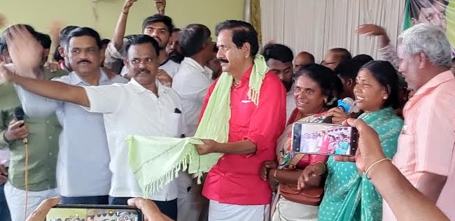 ಕಡೂರು: ಅಭಿಮಾನಿಗಳ ಸಭೆಯಲ್ಲಿ ವೈಎಸ್‍ವಿ ದತ್ತ ಭಾವುಕ ಭಾಷಣ, ಚುನಾವಣೆ ಖರ್ಚಿಗೆ 10 ಲಕ್ಷಕ್ಕೂ ಹೆಚ್ಚು ದೇಣಿಗೆ ಸಂಗ್ರಹ