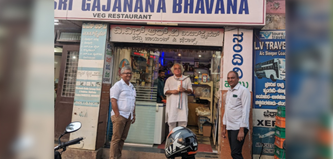 ಕೊಪ್ಪದಲ್ಲಿ ನಂದಿನಿ ಬೂತ್‌ ಗೆ ತೆರಳಿ ಸಿಹಿ ಸವಿದ ಜೈರಾಮ್ ರಮೇಶ್