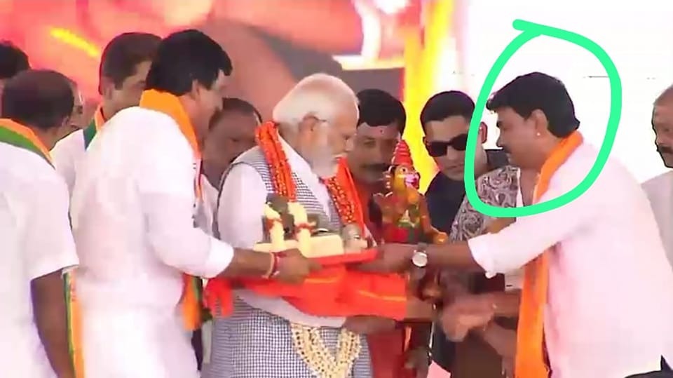 ಕಾರ್ಯಕ್ರಮದ ವೇದಿಕೆಯಲ್ಲಿ ಪ್ರಧಾನಿ ಮೋದಿ ಜೊತೆ ಕಾಣಿಸಿಕೊಂಡ ರೌಡಿ ಶೀಟರ್: ಫೋಟೋ ವೈರಲ್‌