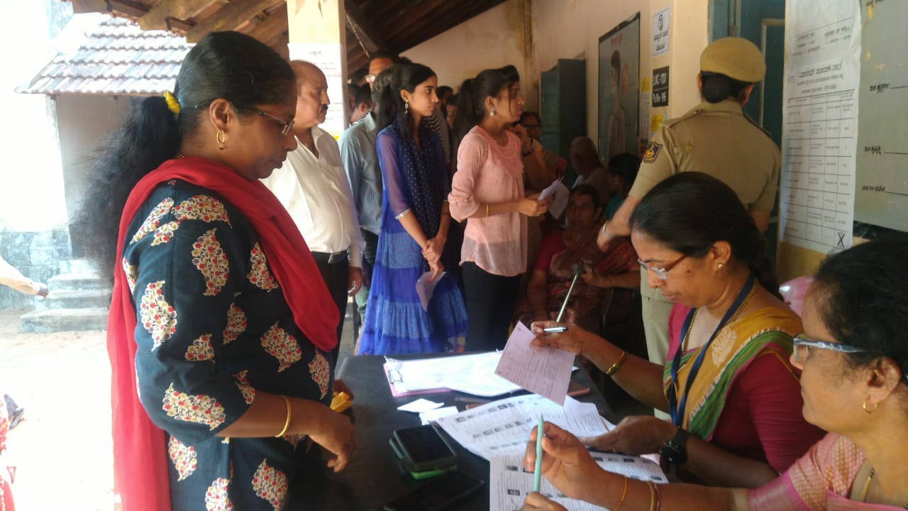 ಉಡುಪಿ | ಬಡಾನಿಡಿಯೂರು ಮತಗಟ್ಟೆಯ ಮತಯಂತ್ರದಲ್ಲಿ ದೋಷ: ಇನ್ನೂ ಆರಂಭವಾಗದ ಮತದಾನ ಉಡುಪಿ | ಬಡಾನಿಡಿಯೂರು ಮತಗಟ್ಟೆಯ ಮತಯಂತ್ರದಲ್ಲಿ ದೋಷ: ಇನ್ನೂ ಆರಂಭವಾಗದ ಮತದಾನ