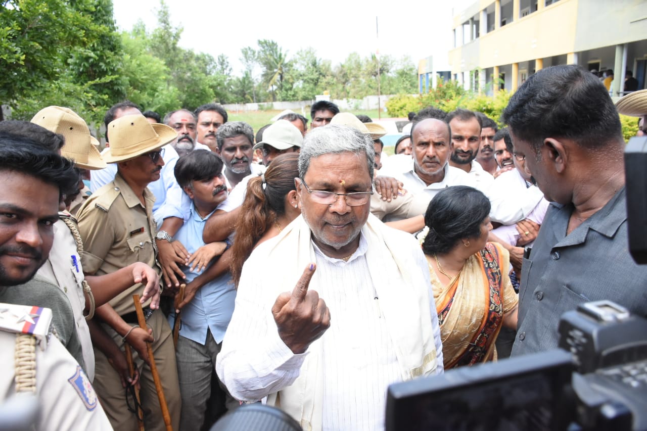 ಸಿದ್ದರಾಮನಹುಂಡಿಯಲ್ಲಿ ಮತ ಚಲಾಯಿಸಿದ ವಿಪಕ್ಷ ನಾಯಕ ಸಿದ್ದರಾಮಯ್ಯ