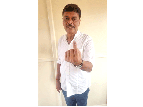 ತೆಂಕ ಎಡಪದವು ಬೂತ್ ನಲ್ಲಿ ಮೊದಲಿಗರಾಗಿ ಮತ ಚಲಾಯಿಸಿದ ರಾಜೇಶ್ ನಾಯ್ಕ್