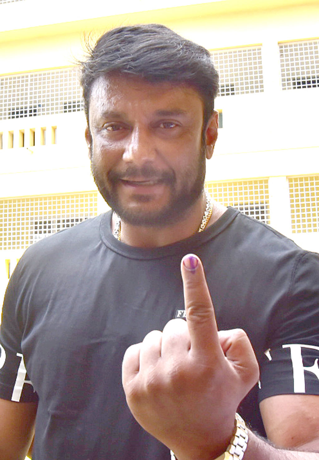 ಸ್ಯಾಂಡಲ್‍ವುಡ್ ನಟ-ನಟಿಯರಿಂದ ಮತ ಚಲಾವಣೆ