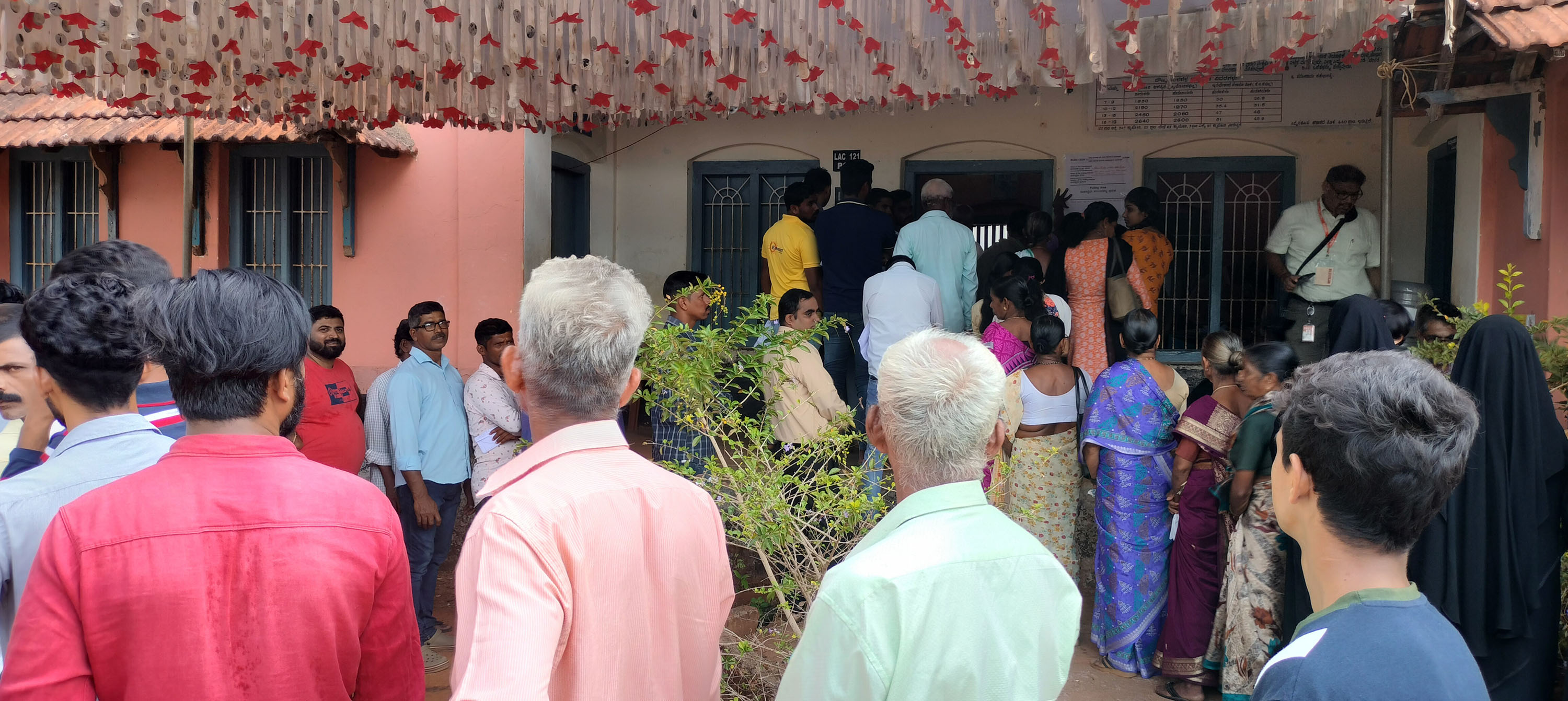 ಉಡುಪಿ: ಮತದಾನಕ್ಕೆ ಜಿಲ್ಲೆಯಲ್ಲಿ ಭಾರೀ ಉತ್ಸಾಹ ತೋರಿದ ಜನತೆ