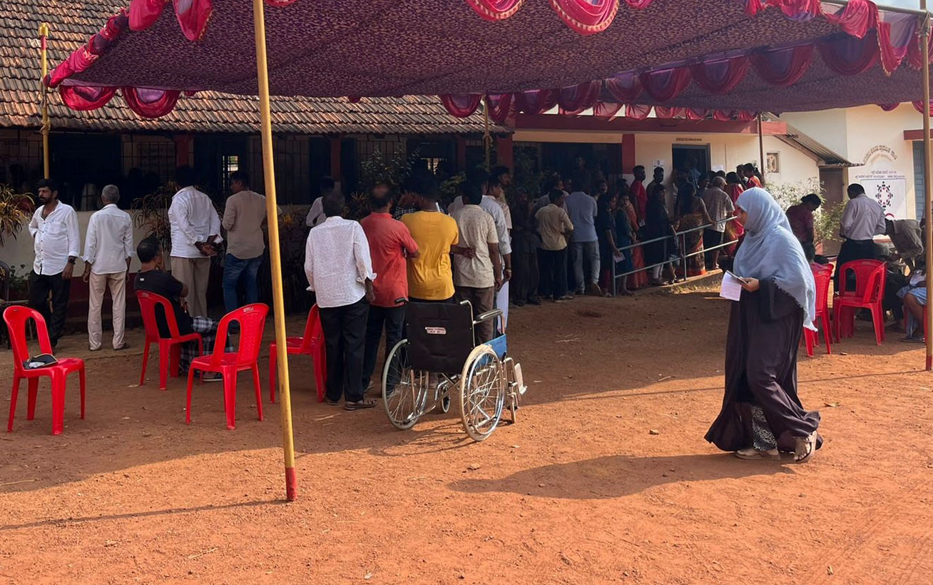 ಕೈಕೊಟ್ಟ ಮತಯಂತ್ರ, ನಿಧಾನಗತಿ ಮತದಾನ: ಮತದಾರರ ಆಕ್ರೋಶ