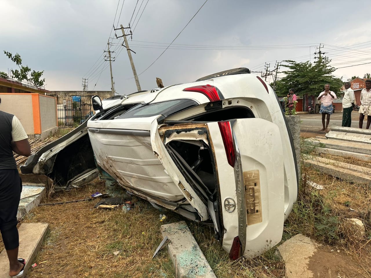 ಮತ ಹಾಕಲು ಬೆಂಗಳೂರಿನಿಂದ ಸಾಗರಕ್ಕೆ ಬರುತ್ತಿದ್ದವರ ಕಾರು ಪಲ್ಟಿ