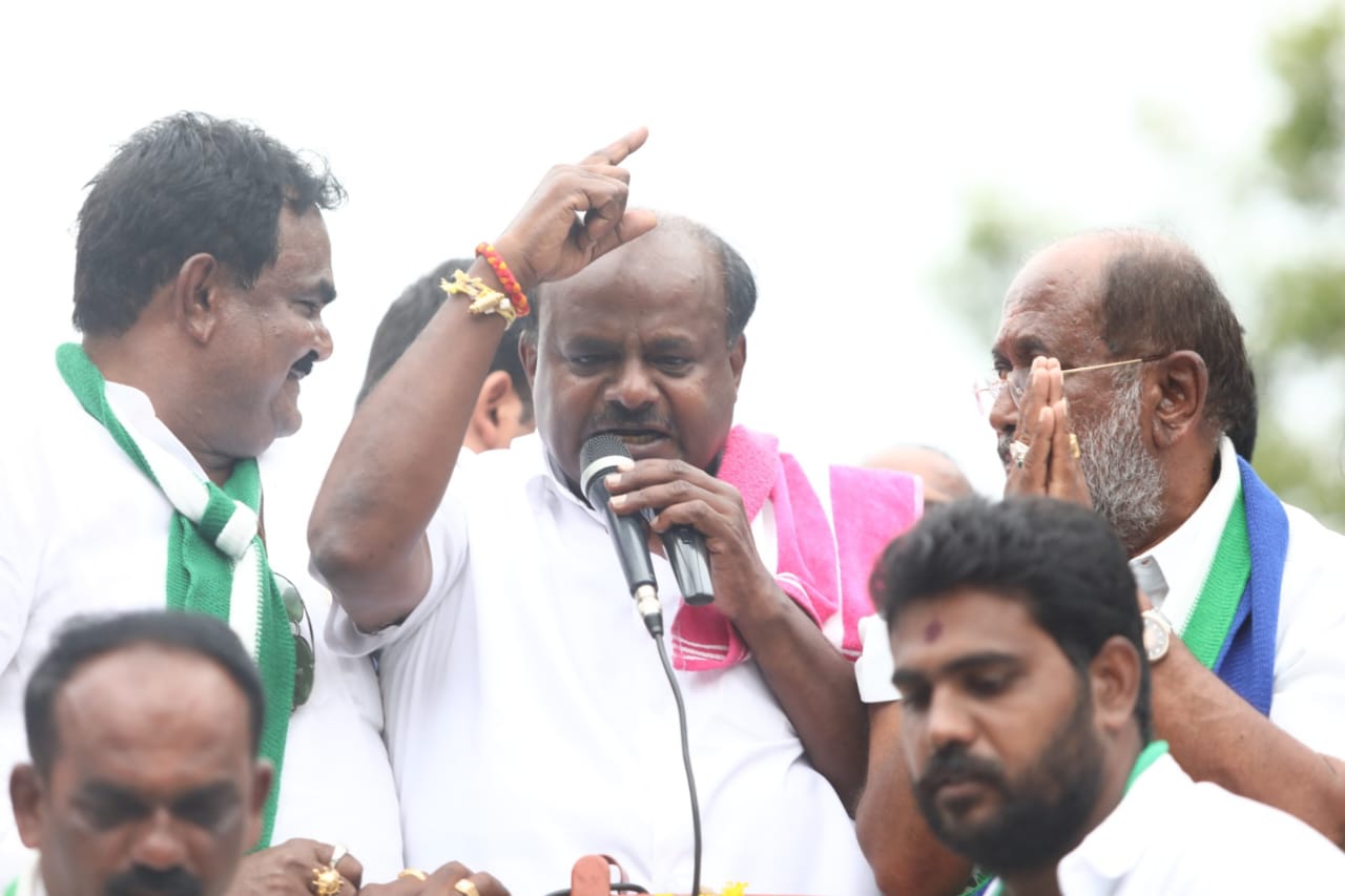 ಮತದಾನ ಪೂರ್ಣ ಬೆನ್ನಲ್ಲೇ ಸಿಂಗಾಪುರಕ್ಕೆ ತೆರಳಿದ ಕುಮಾರಸ್ವಾಮಿ