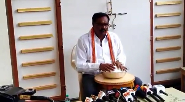 ಜೆಡಿಎಸ್​​ನೊಂದಿಗೆ ಒಳ ಒಪ್ಪಂದ ಆರೋಪ: ಉಪ್ಪು ಮುಟ್ಟಿ ಪ್ರಮಾಣ ಮಾಡಿದ ಚಾಮುಂಡೇಶ್ವರಿ ಕ್ಷೇತ್ರದ ಕಾಂಗ್ರೆಸ್ ಅಭ್ಯರ್ಥಿ