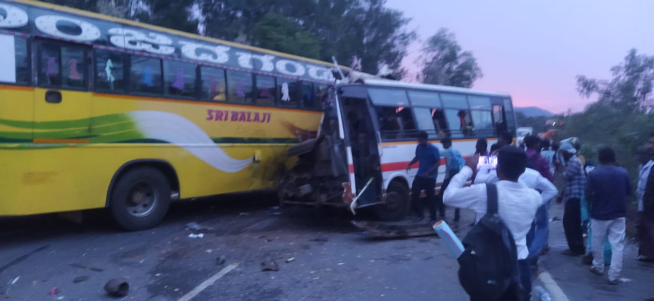 ಶಿವಮೊಗ್ಗ | 2 ಬಸ್‌ಗಳ ನಡುವೆ ಮುಖಾಮುಖಿ ಢಿಕ್ಕಿ: ಇಬ್ಬರು ಸ್ಥಳದಲ್ಲೇ ಮೃತ್ಯು, ಮೂವರು ಗಂಭೀರ