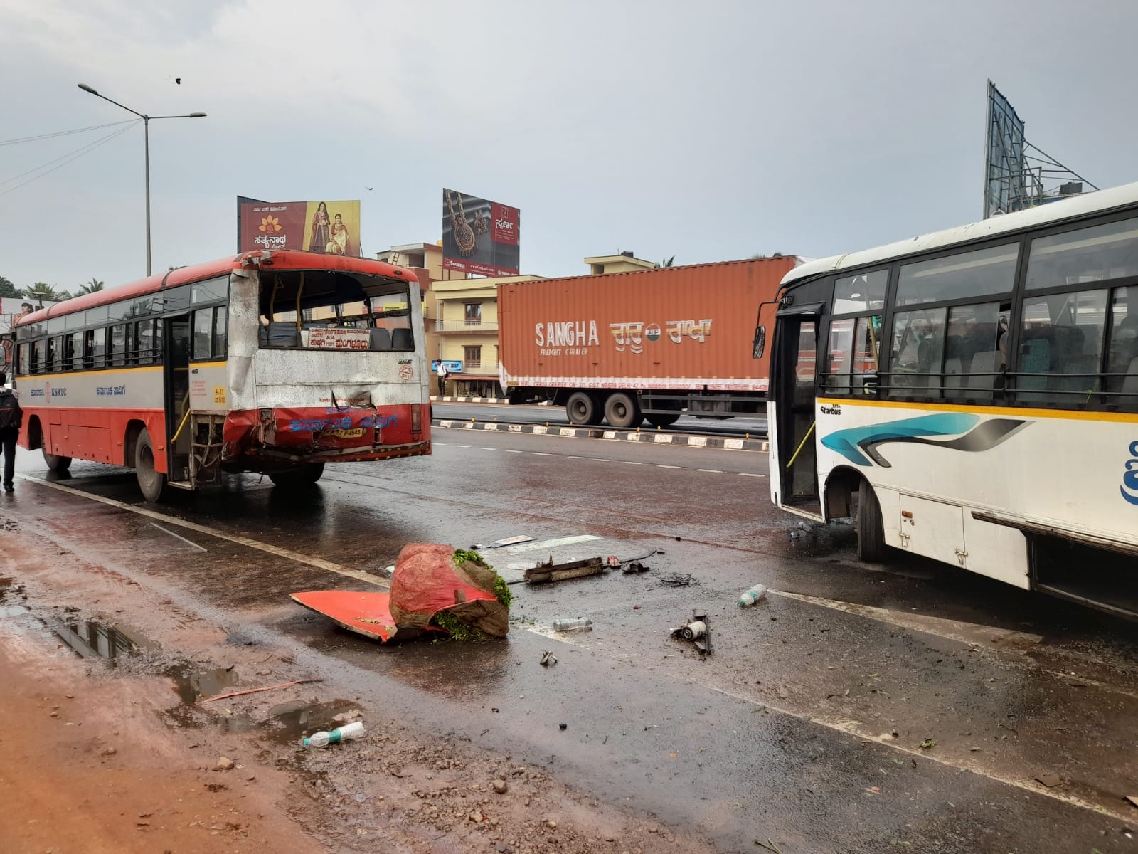 ಸರ್ಕಾರಿ- ಖಾಸಗಿ ಬಸ್ ಗಳ ನಡುವೆ ಅಪಘಾತ; 30ಕ್ಕೂ ಅಧಿಕ ಮಂದಿಗೆ ಗಾಯ